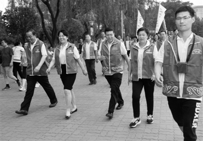 郑州举行“专家带您走向健康”健步走活动