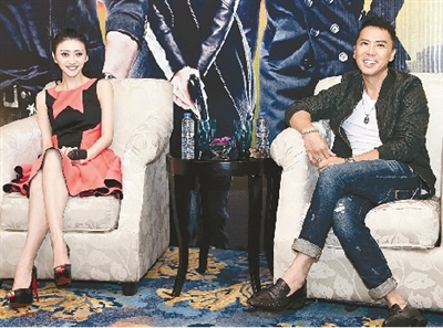 甄子丹(右)和景甜(左)在广州发布会上